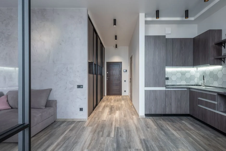 Un couple en train d’emballer des meubles dans un appartement lumineux, en préparation d’un déménagement.